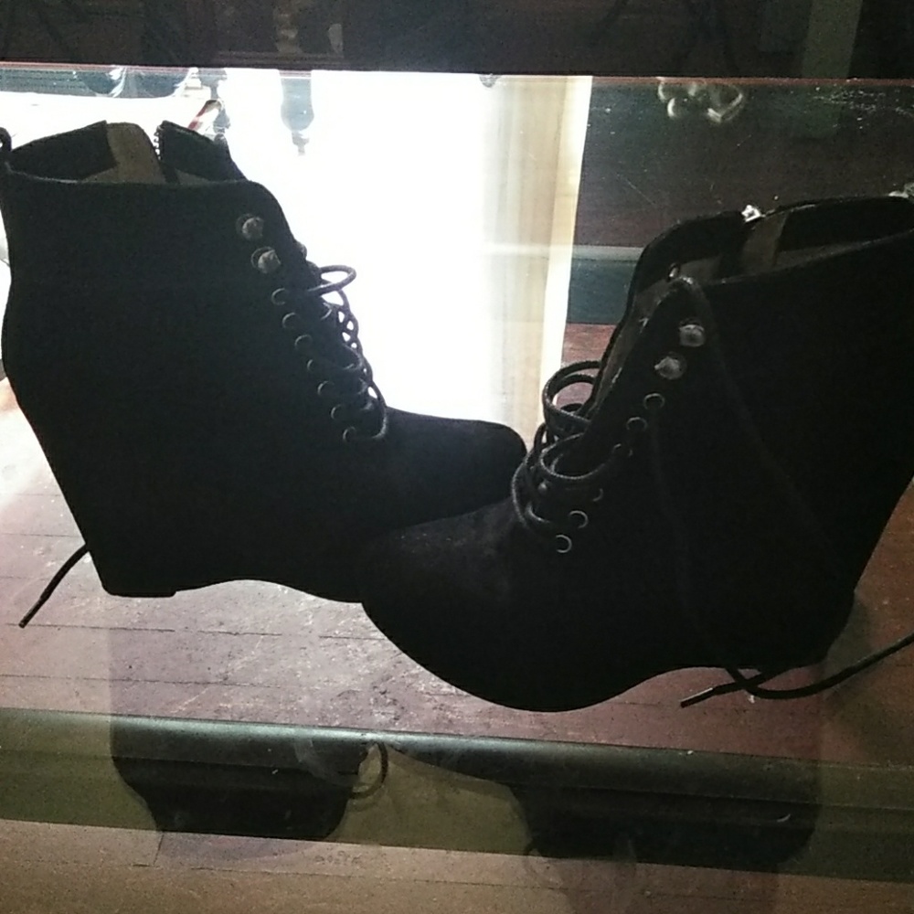 Boots - Picture 4 of 4